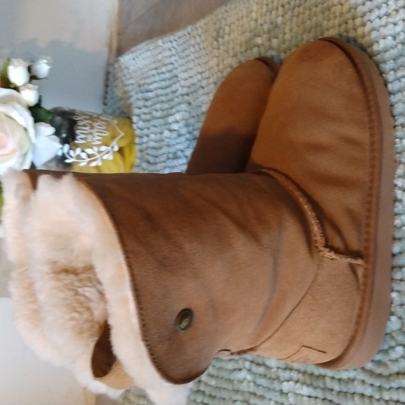 UGG Other - UGG  BOOTS Size 3    caja 2